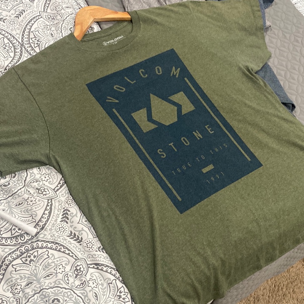 Volcom Stone shirt, Large, green, poly/cotton blend.